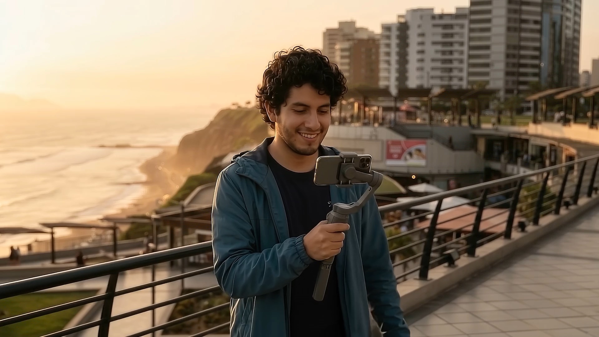 Un creador graba con un estabilizador mientras recorre el malecón.